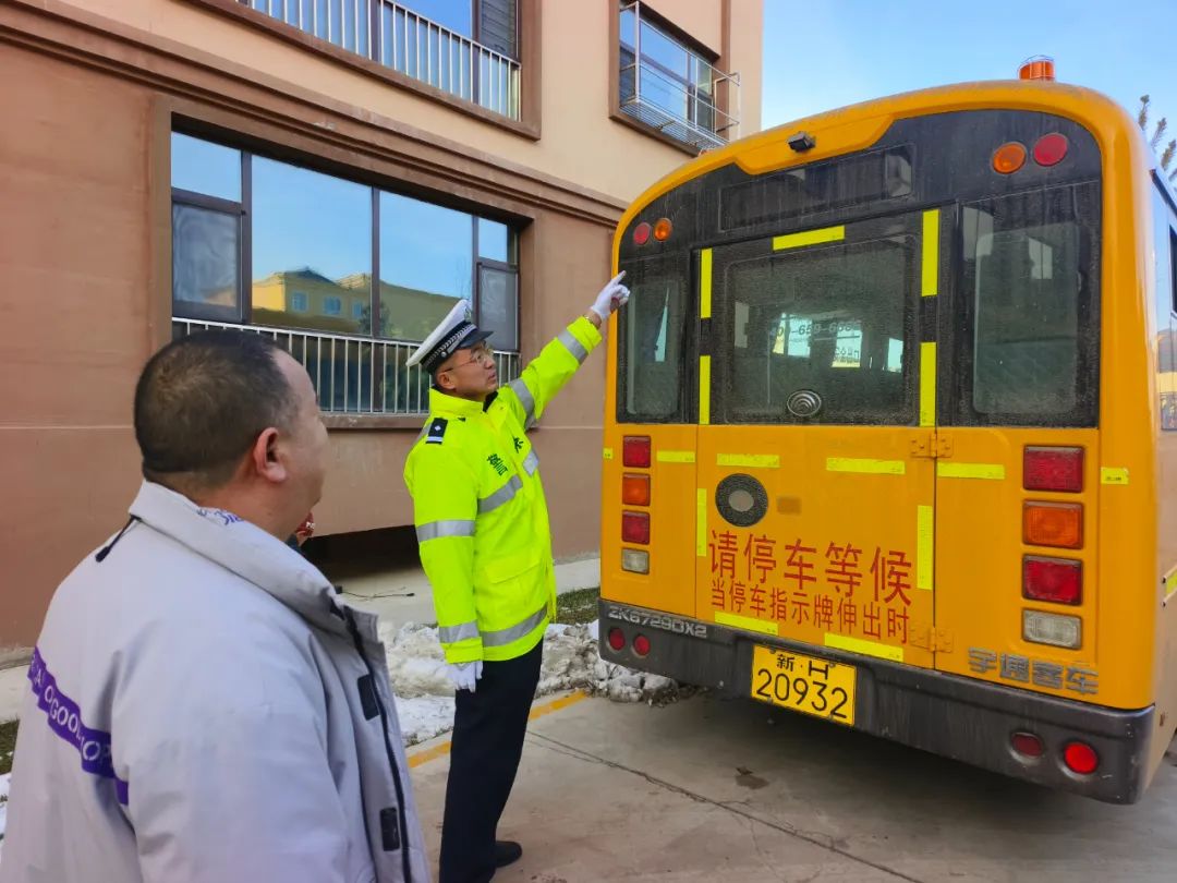 哈巴河縣公安局開展校車專項檢查行動,全力守護(hù)孩子上學(xué)路! 圖片