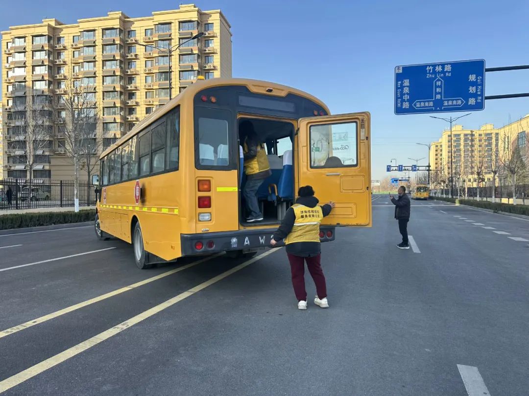 【全環境立德樹人】以演筑防 安全護航——濟南高新區稼軒小學開展校車安全應急演練活動 圖片