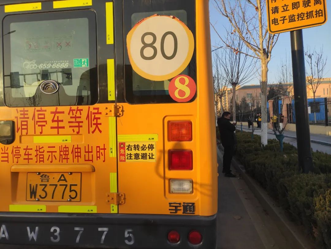 【全環境立德樹人】以演筑防 安全護航——濟南高新區稼軒小學開展校車安全應急演練活動 圖片