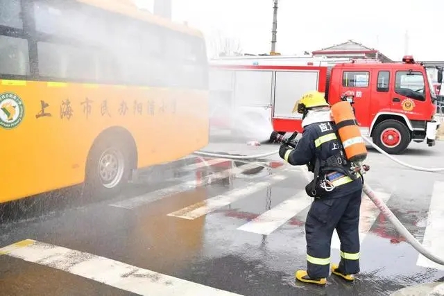 滿載學(xué)生的校車車廂內(nèi)突然冒出濃煙，怎么辦？