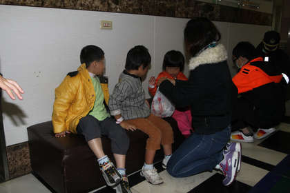 疑司機(jī)恍神肇禍 臺(tái)灣宜蘭校車撞樹7人受傷 