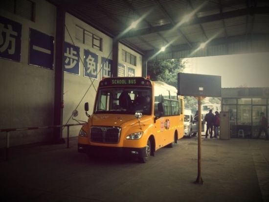 高雷雷支教捐贈的校車(圖片來自@高雷雷微博)