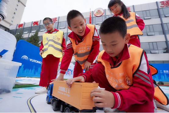 宇通&amp;amp;amp;amp;壹基金兒童交通安全公益行再出發(fā) 首站落地呼和浩特、紹興雙城