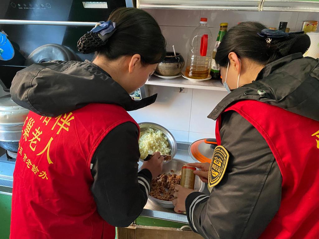 半島網 />青島 天寒人心暖！黃島校車志愿者看望九旬老兵