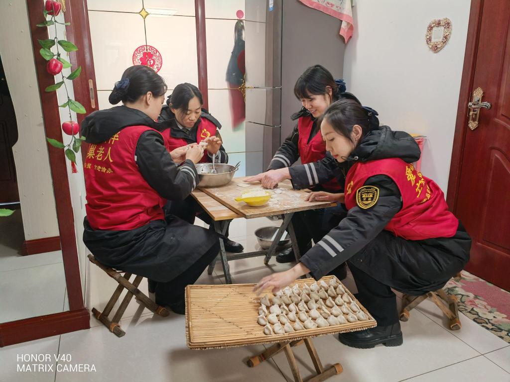 半島網 />青島 天寒人心暖！黃島校車志愿者看望九旬老兵