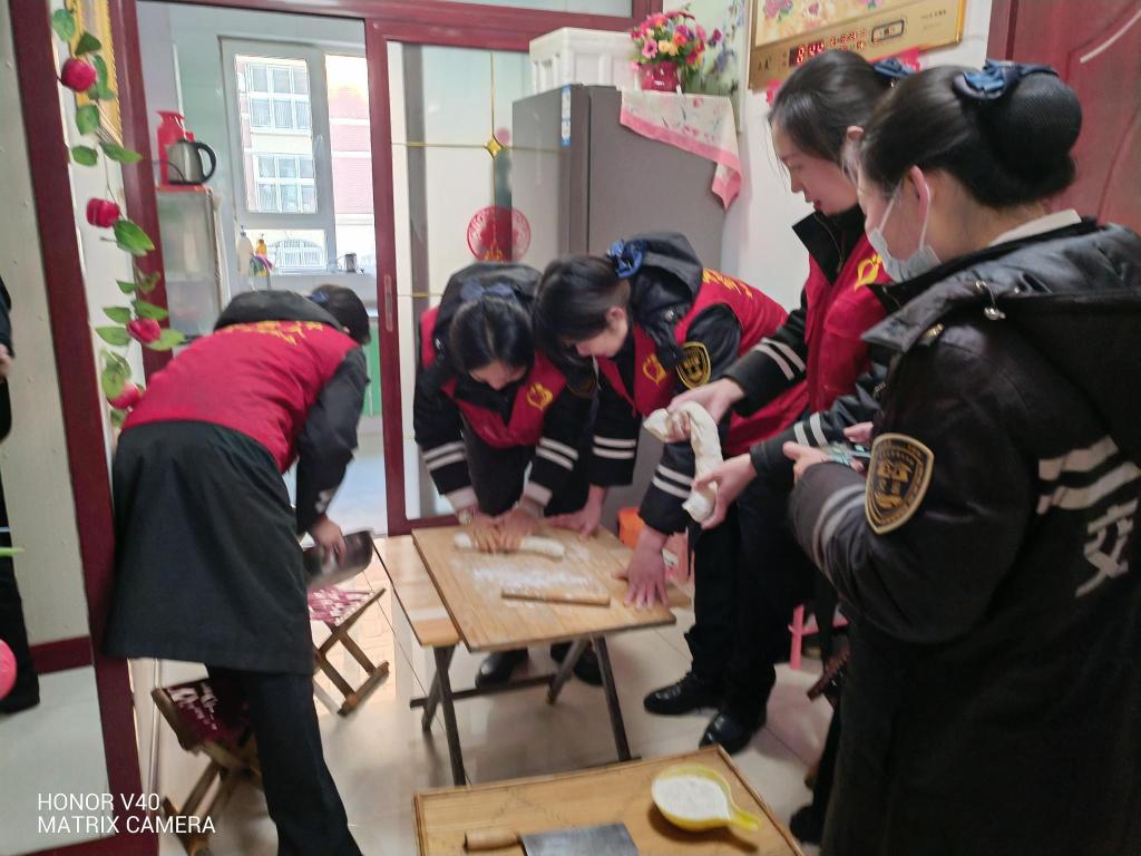 半島網 />青島 天寒人心暖！黃島校車志愿者看望九旬老兵