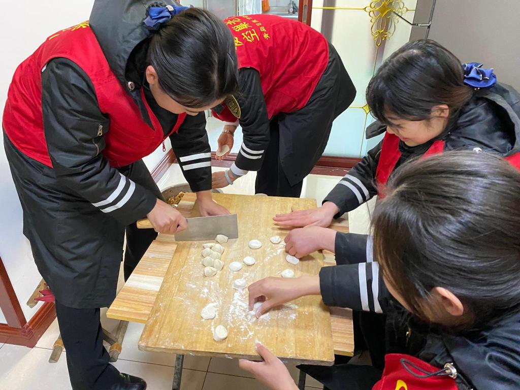 半島網 />青島 天寒人心暖！黃島校車志愿者看望九旬老兵