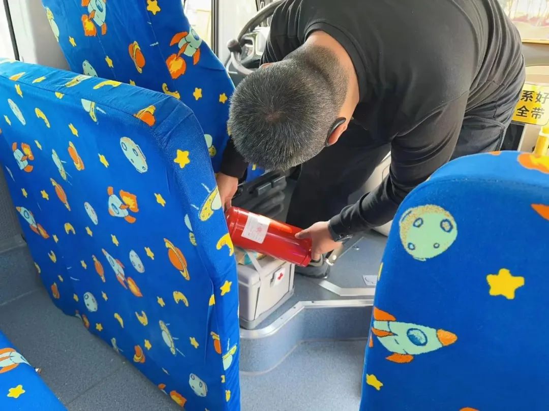 【安全教育】為愛(ài)護(hù)航，安全“童”行--布朗幼兒園校車安全演練