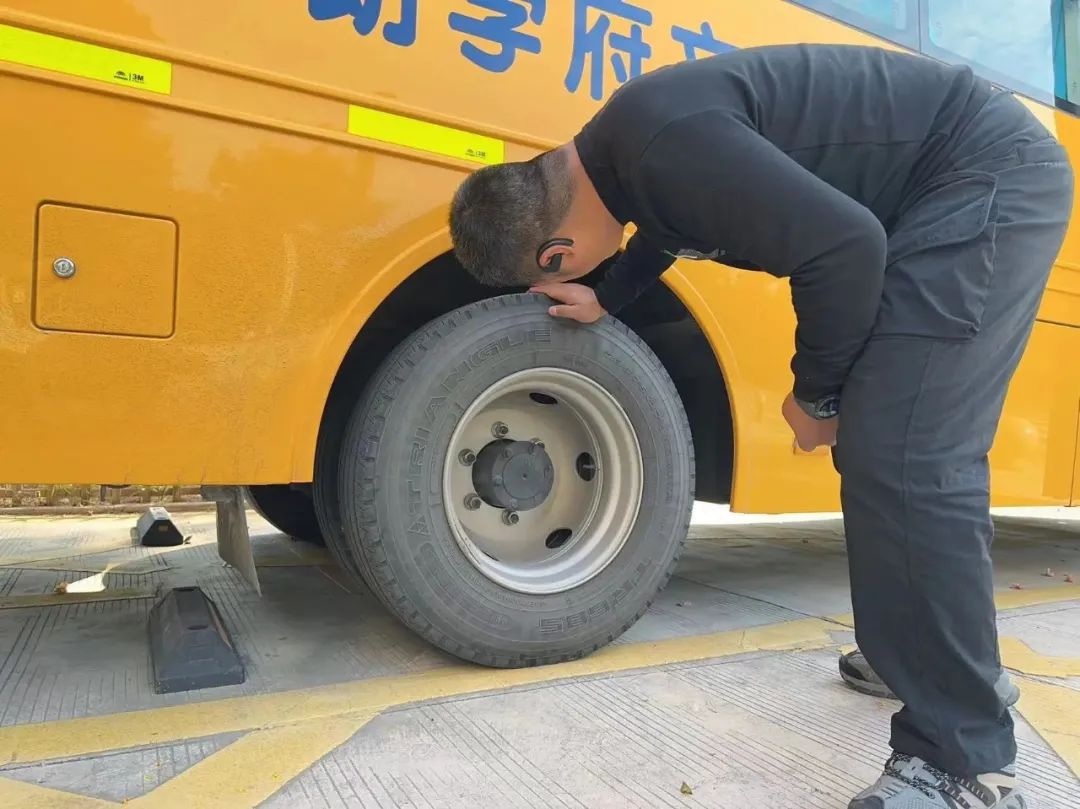 【安全教育】為愛(ài)護(hù)航，安全“童”行--布朗幼兒園校車安全演練