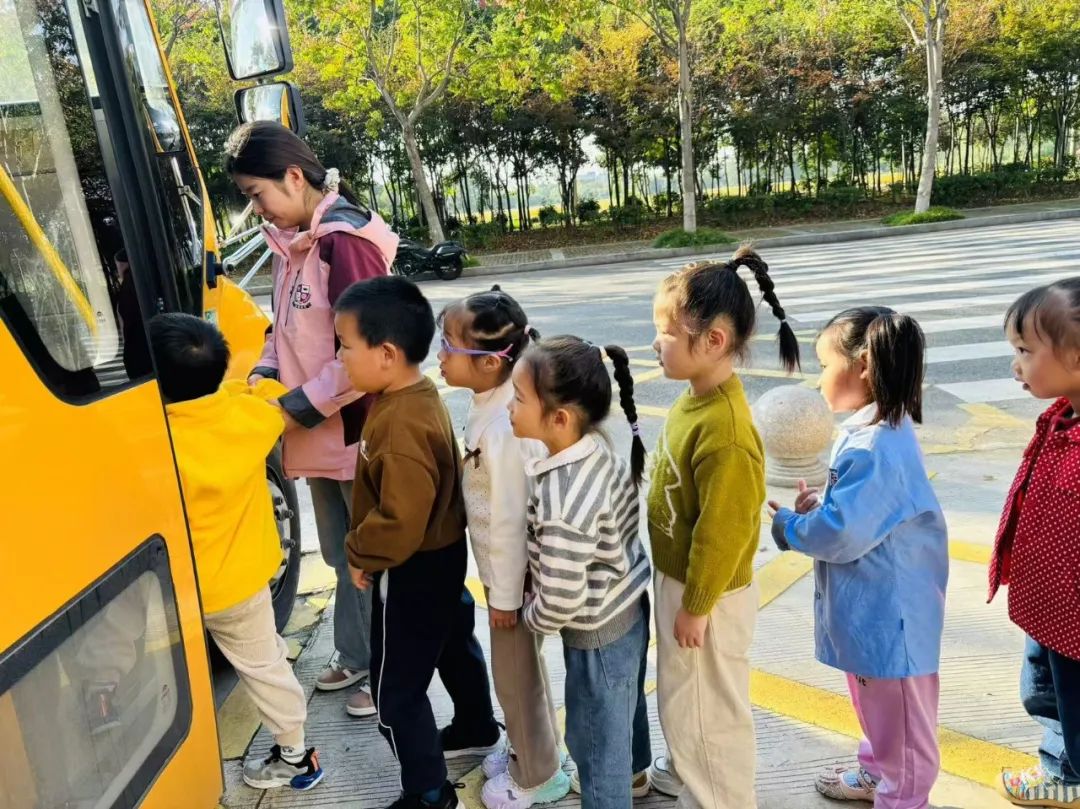 【安全教育】為愛(ài)護(hù)航，安全“童”行--布朗幼兒園校車安全演練