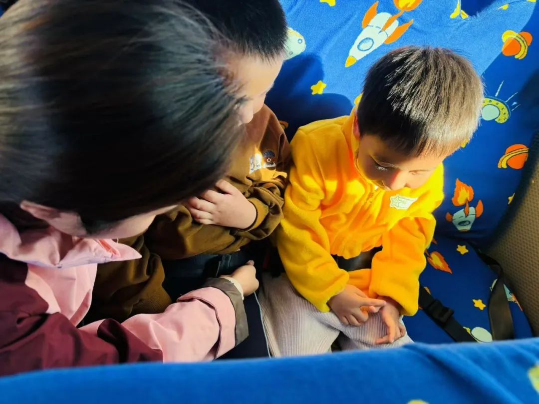 【安全教育】為愛(ài)護(hù)航，安全“童”行--布朗幼兒園校車安全演練