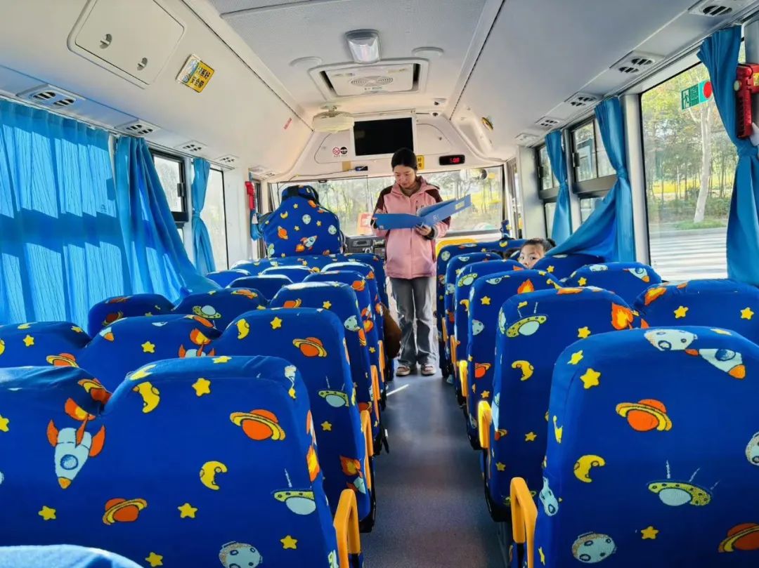 【安全教育】為愛(ài)護(hù)航，安全“童”行--布朗幼兒園校車安全演練