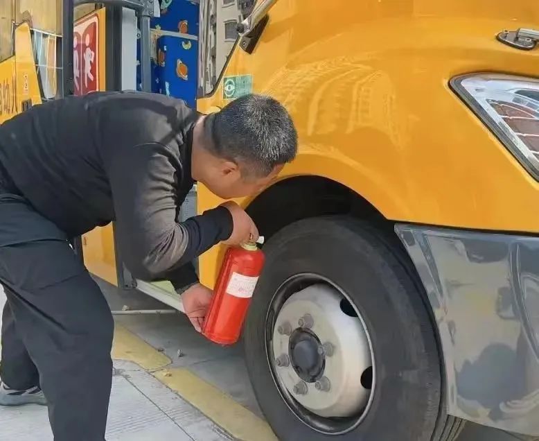 【安全教育】為愛(ài)護(hù)航，安全“童”行--布朗幼兒園校車安全演練