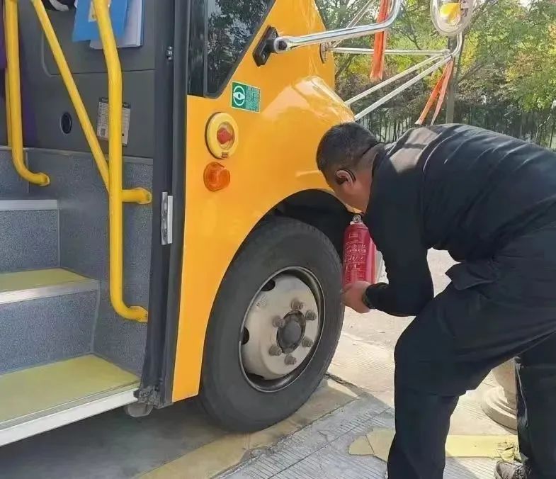 【安全教育】為愛(ài)護(hù)航，安全“童”行--布朗幼兒園校車安全演練