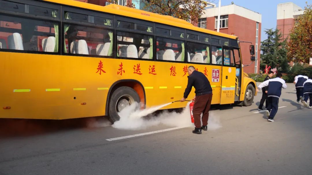 【平安校園】校車演練不松懈 安全意識(shí)筑心間——寧陽縣復(fù)圣中學(xué)初中部校車安全應(yīng)急演練