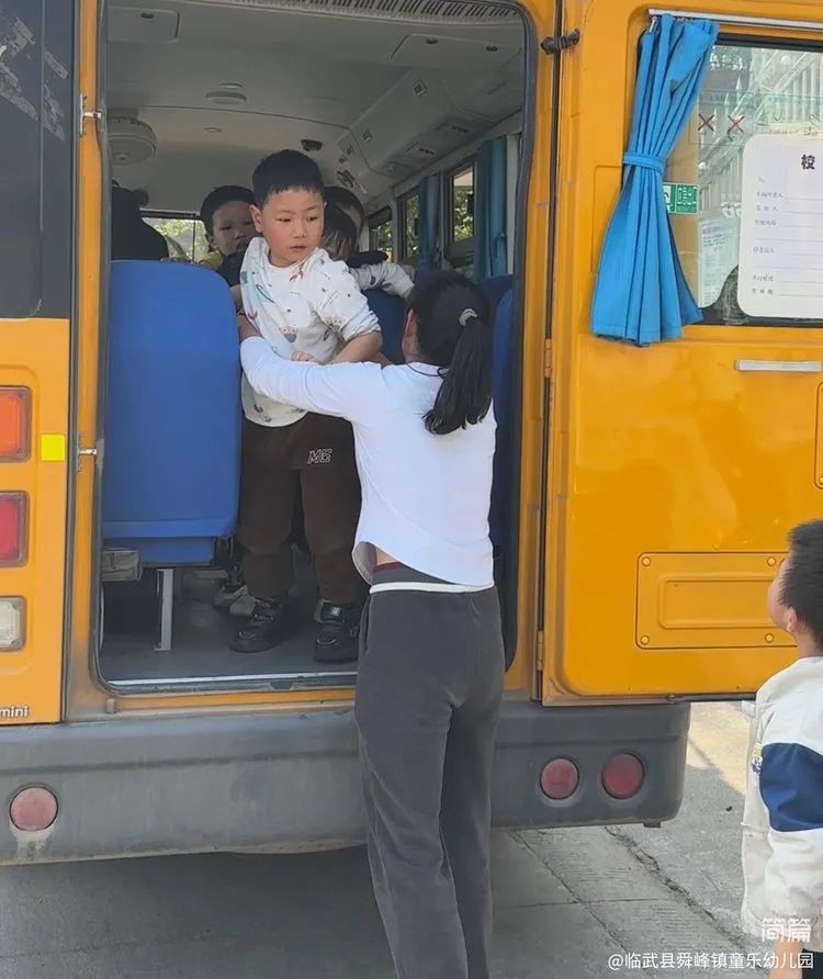 “為愛護航，校車安全伴我行”——童樂幼兒園校車安全演練