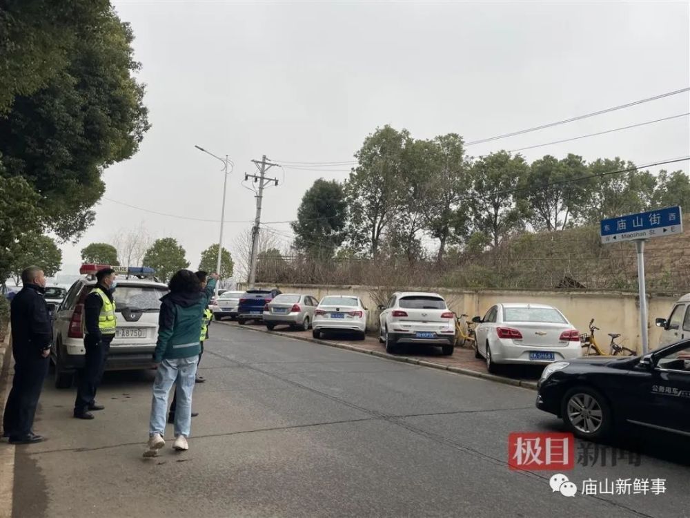 大鼻子校車開進廟山，一所小學就有1400人報名