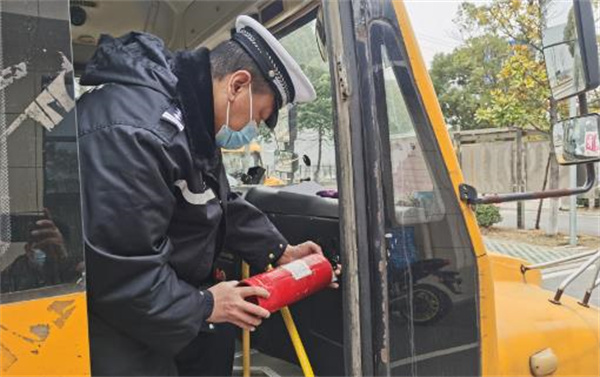筑牢平安上學(xué)路！荊州交警開展校車“大體檢”