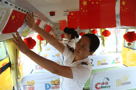 大鼻子校車掛滿國旗迎國慶 校車娃娃敬禮