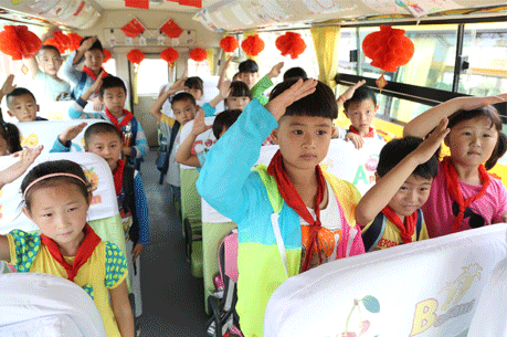 大鼻子校車掛滿國旗迎國慶 校車娃娃敬禮