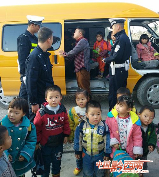 “黑校車”違法營運超載兒童 危險 民警嚴執法送兒童安全回家 點贊