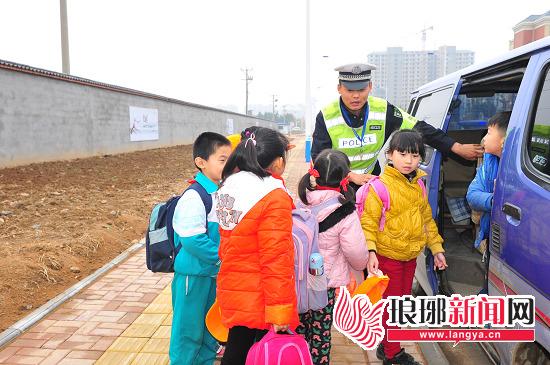 臨沂交警查扣6輛超載黑校車 市民:黑校車滾出去 臨沂交警查扣6輛超載黑校車 市民:黑校車滾出去