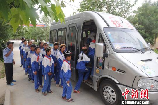 孩子乘校車回家。有了校車以后，村里面孩子的入學率和升學率都也高了，孩子的成績也有了提高。 崔志堅 攝