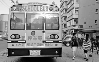 停在街邊的校車。隨著新學期的開始，很多家長發現校車被取消了 新文化記者 孫立國 攝 