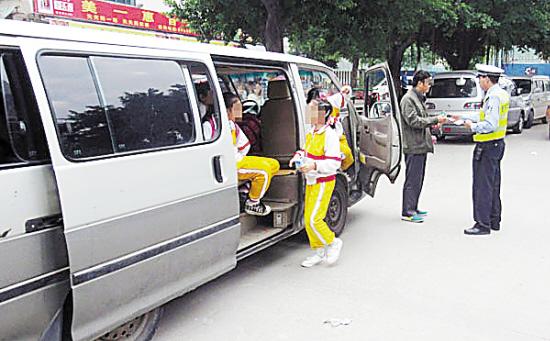 珠海連查三輛超載黑校車竟都是家長組織租用