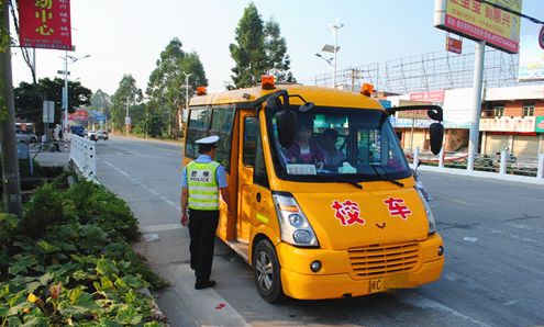 校車上坐著12名小學生 司機竟然酒后駕駛