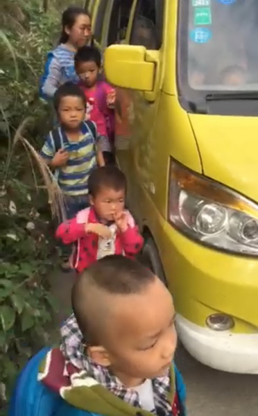 偽裝校車還超員 交警罰你沒商量 偽裝校車還超員 交警罰你沒商量