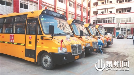 學生搭乘國標校車，安全更有保障。