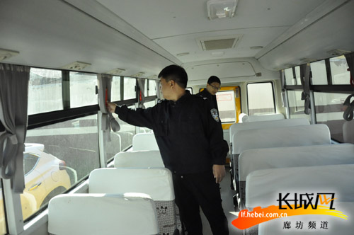 交警排查校車隱患。蔡崢供圖