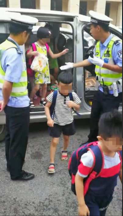 天津一面包車當(dāng)校車用：加放小圓凳，擠乘14名7歲以下兒童