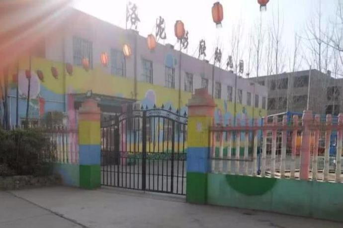 4歲男童被遺忘幼兒園校車內8個多小時, 被發現時尿褲子