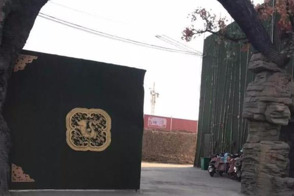 4歲男童被遺忘幼兒園校車內8個多小時, 被發現時尿褲子