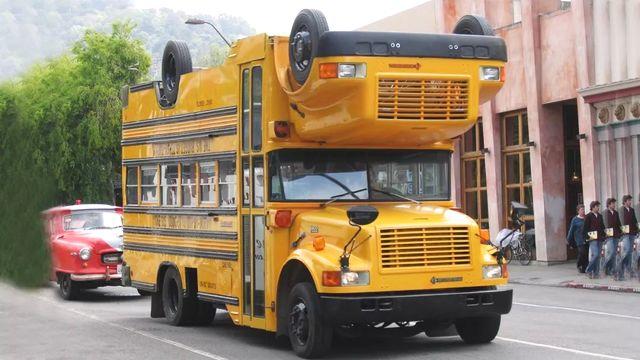 大叔設(shè)計(jì)奇葩校車，雖然看起來笨重，但似乎再也不用擔(dān)心翻車了！