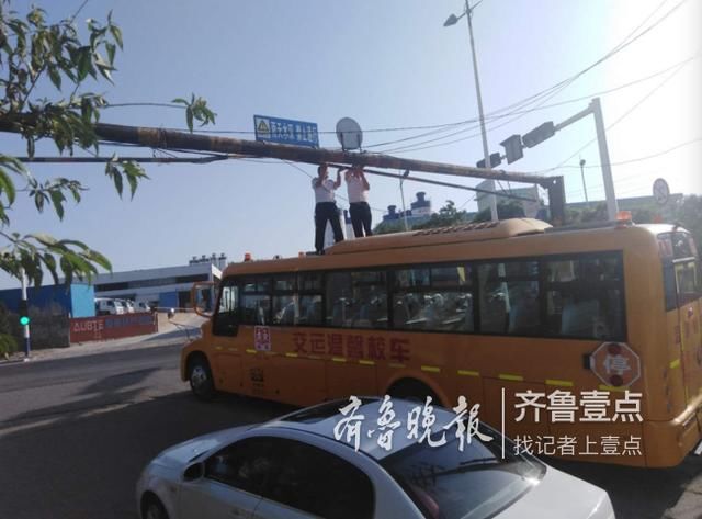 暖心！限高桿脫落，校車駕駛員變身“托舉超人”