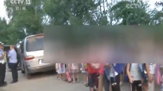 河北衡水黑校車嚴重超員7座塞進32人