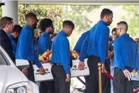 澳大利亞：3歲男孩被落在校車?yán)?小時活活熱死，被發(fā)現(xiàn)時尸體仍系著安全帶