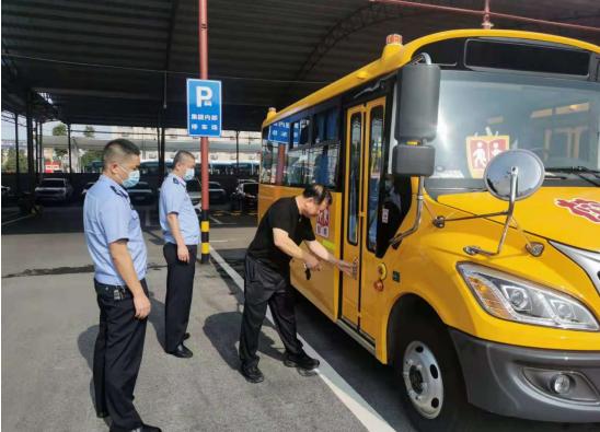 喜迎開學季，長沙岳麓區45輛新校車上崗