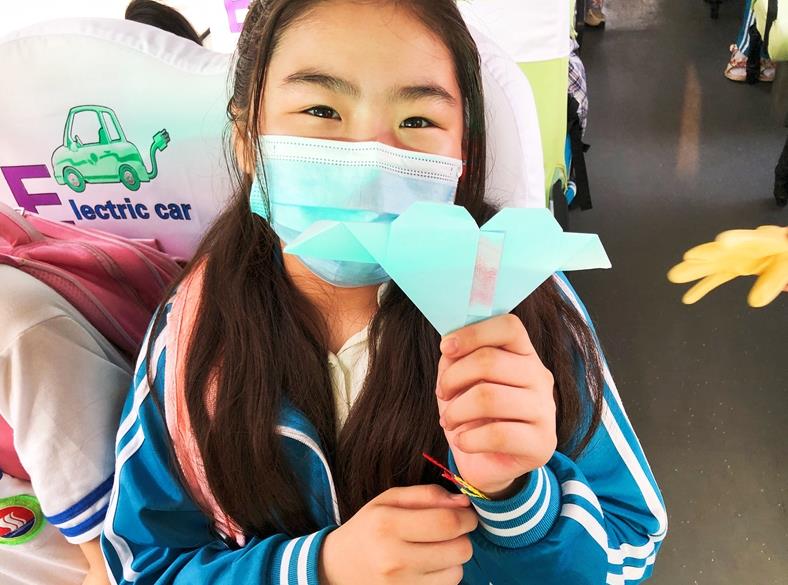 膠州溫馨校車織學(xué)生開(kāi)展“感謝恩師 ”為主題的流動(dòng)課堂