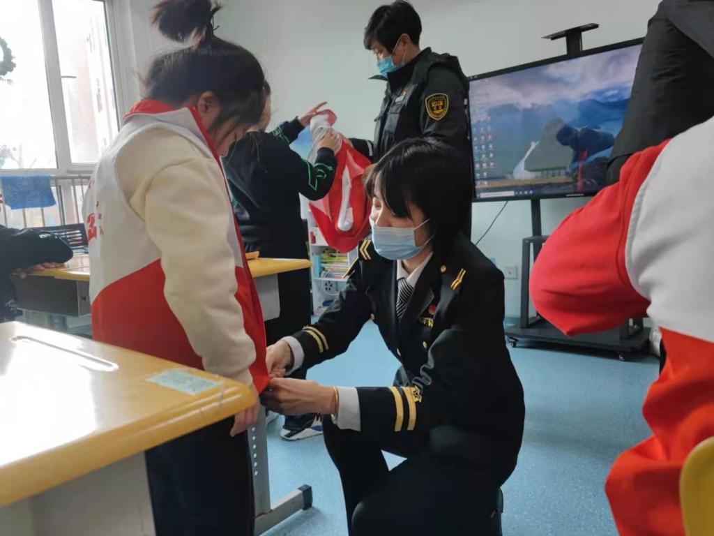 陪伴殘疾孩子，青島城運控股溫馨校車公司開展以“守護溫暖、傳遞關愛”為主題的暖冬系列活動