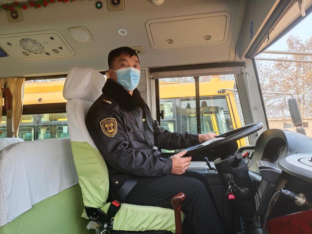 主動抱受傷學生上下學 開校車安全行駛10萬里，守護孩子們安全上下學