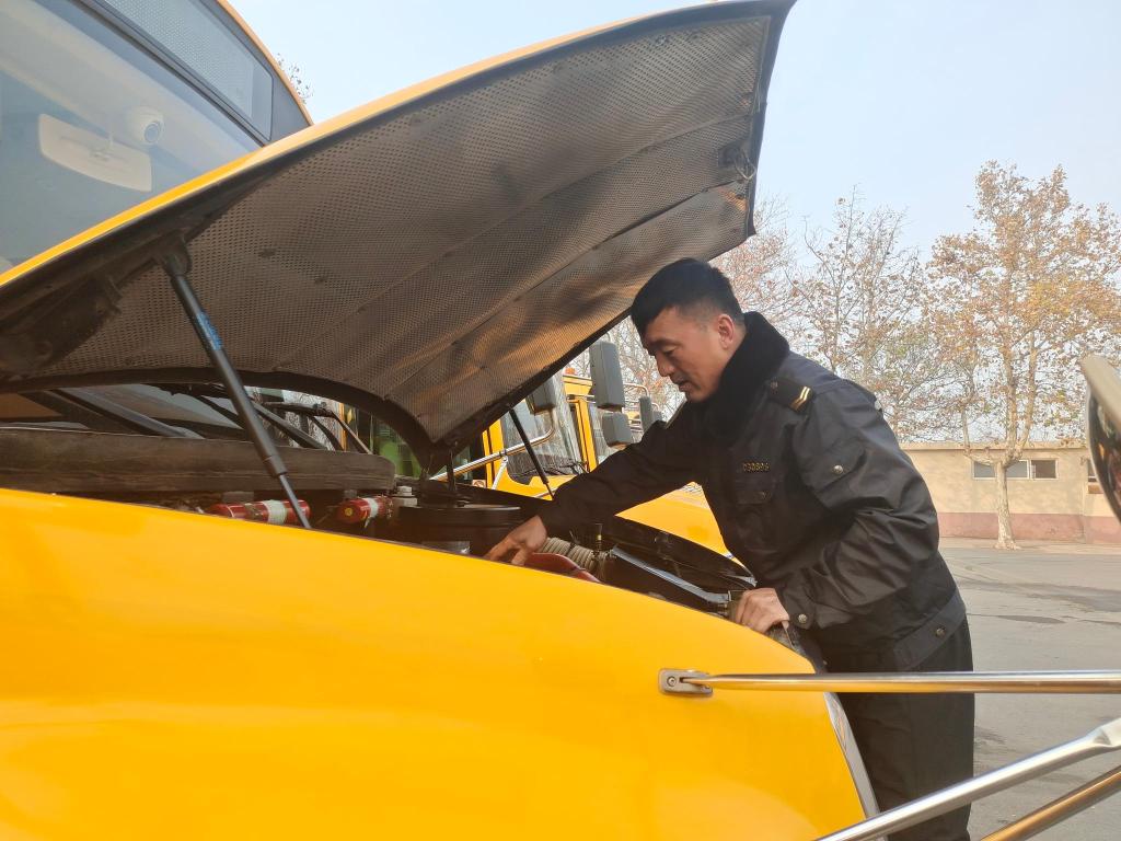 主動抱受傷學生上下學 開校車安全行駛10萬里，守護孩子們安全上下學