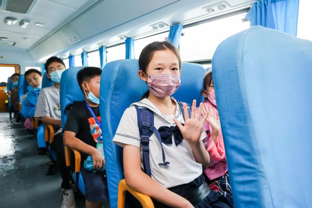 黃驊校車：把公益做成事業