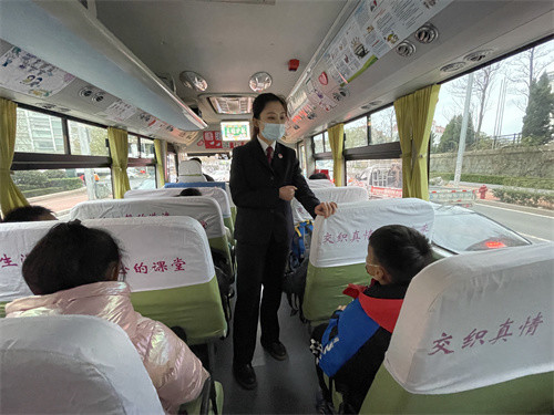 全省首批檢察普法校車(chē)在青亮相/ 全省首批檢察普法校車(chē)在青亮相