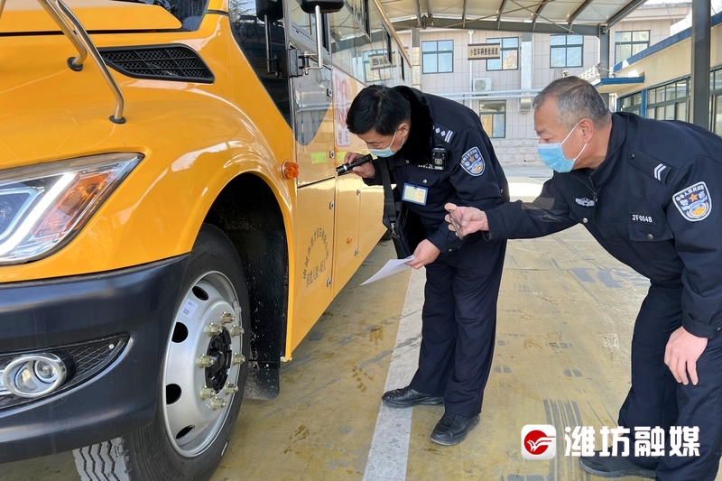校車“體檢”迎開學