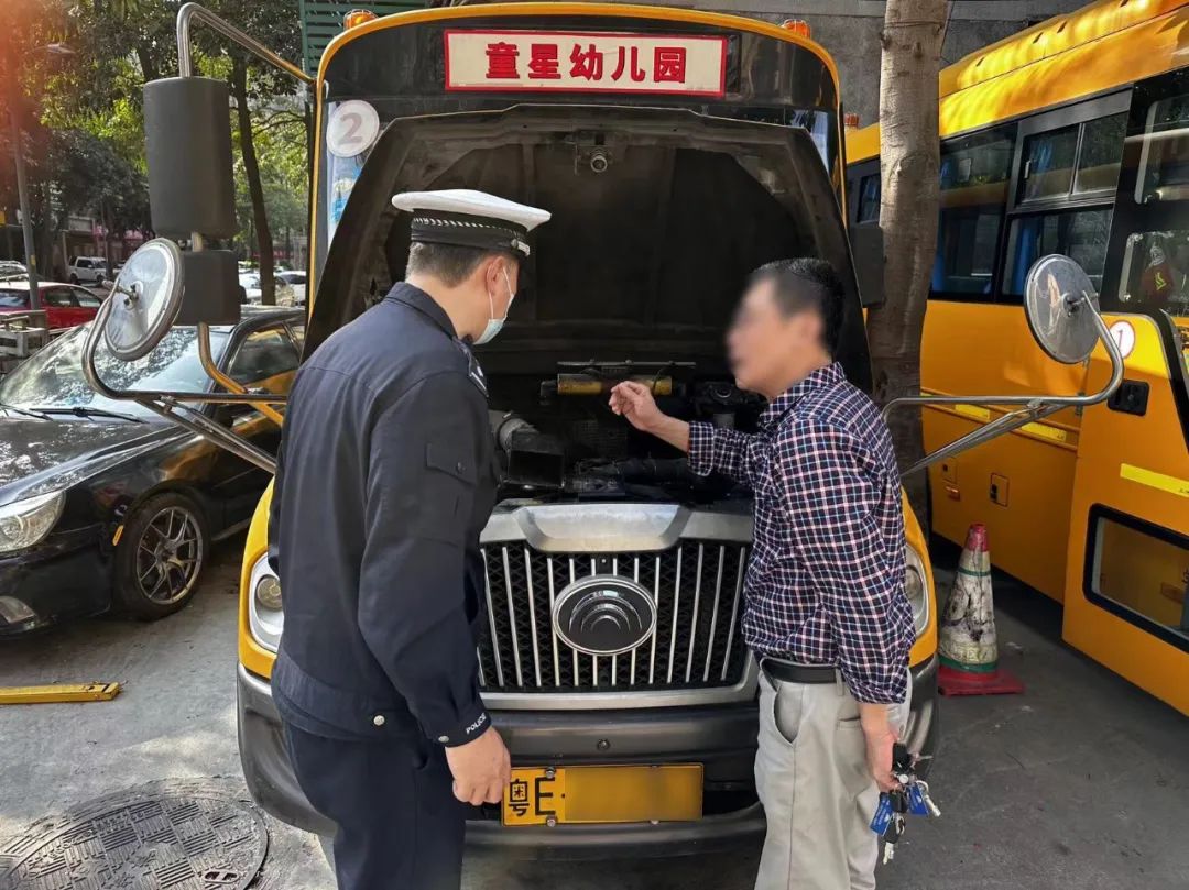 開學在即,校車也來做“體檢”! 開學在即,校車也來做“體檢”!