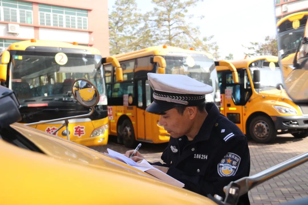 開學在即,校車也來做“體檢”! 開學在即,校車也來做“體檢”!